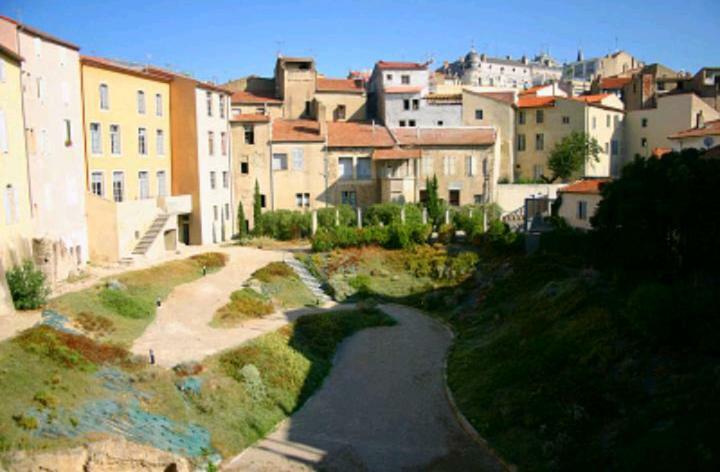 Ferienwohnung Le Petit Nid Des Arenes Béziers Exterior foto
